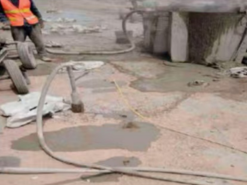 七坊镇水泥混凝土路面板底注浆技术 路面脱空注浆整治方案